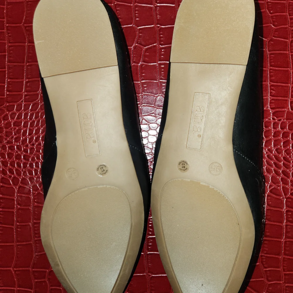 a.n.a Black Pointed-Toe Ballet Flats - Picture 5 of 5